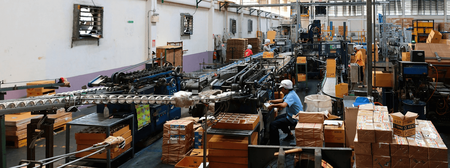 Large conveyors inside a packaging plant